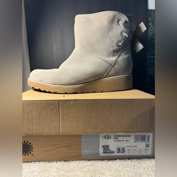 UGG Drew Sunshine size 9.5 Gray with back bow - Picture 1 of 6